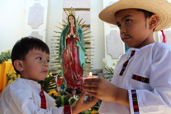Niños encienden veladora en la catedral  de Cuilapa, Santa Rosa.