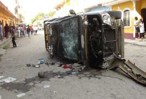 Inconformes con operativos que realiza la Policía contra el contrabando destruyen un  autopatrulla en Tecún Umán, San Marcos.