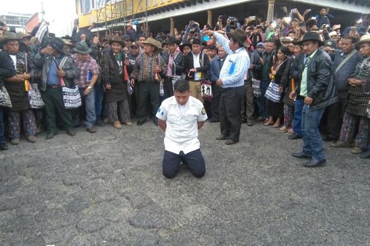 El subcomisario recibió 20 azotes, ya que fue sindicado de extorsión, según las autoridades indígenas. (Foto Prensa Libre: Hemeroteca)