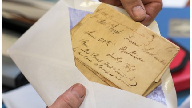 La familia conserva algunos recuerdos de antaño, como esta carta enviada a Joseph Loane. Foto: Serena Solomon. BBC SPORT
