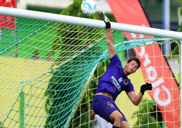 Nicholas Hagen, portero rojo, evitó la caída de su equipo en la final de ida contra Guastatoya. (Foto Prensa Libre: Francisco Sánchez).