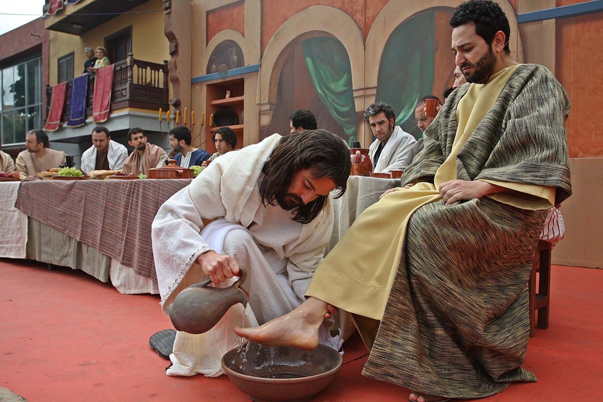 Escena de una celebración de Semana Santa en España, donde el personaje que representa a Jesús hace el lavatorio de pies, tradición de la Iglesia Católica. (Foto Prensa Libre: EFE).