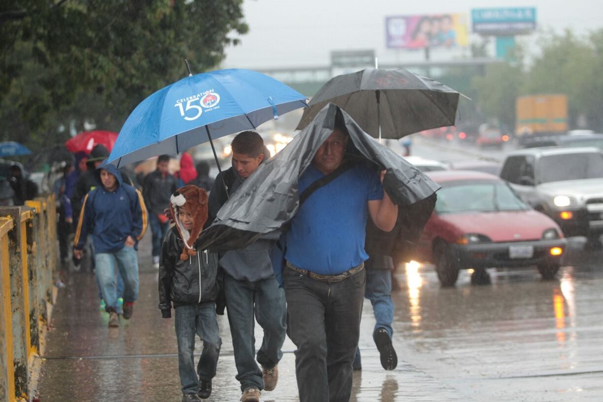 La lluvia constante en todo el país generó que el Ejecutivo declarara el estado de Calamidad Pública durante 30 días. (Foto Prensa Libre: Érick Ávila)