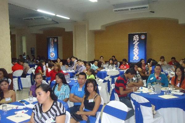 Estudiantes universitarios,  durante el congreso que se desarrolló en Chiquimula.