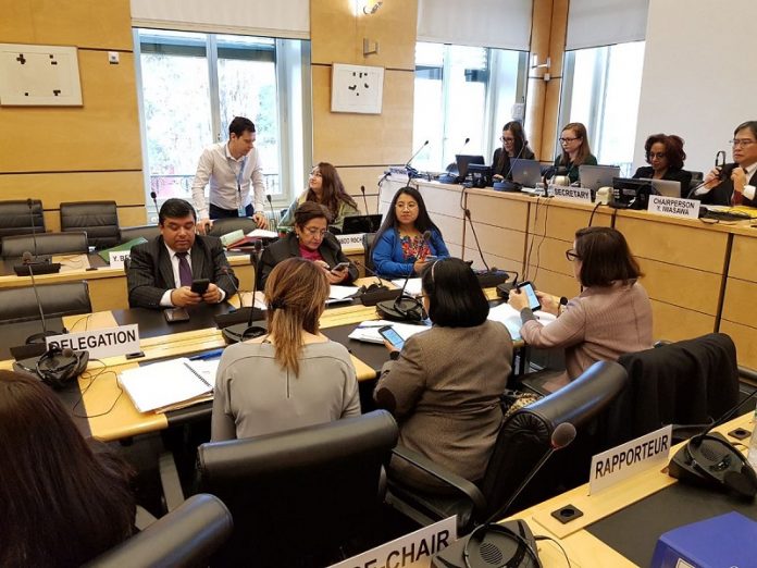 Los ministros de Desarrollo Social y de Trabajo, Alcides René Obregón y Leticia Teleguario, participan en una reunión con el Comité de Derechos Humanos de la ONU, en Ginebra. (Foto Prensa Libre: Hemeroteca PL)