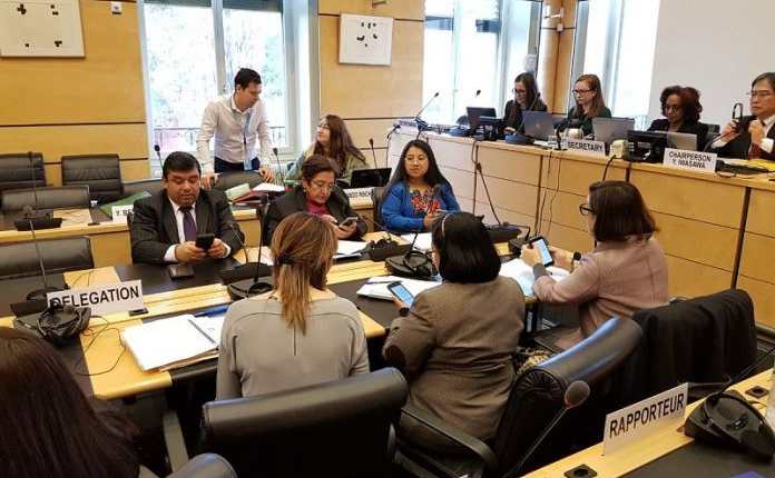 Los ministros de Desarrollo Social y de Trabajo, Alcides René Obregón y Leticia Teleguario, participan en una reunión con el Comité de Derechos Humanos de la ONU, en Ginebra. (Foto Prensa Libre: Hemeroteca PL)