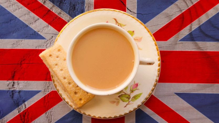 Por qué los ingleses le ponen leche al té (y 4 otras cosas que tal vez no sabías de la infusión más popular del mundo)