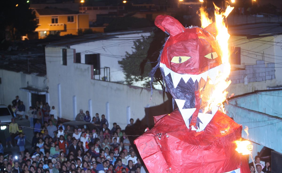 Antes y durante la quema del diablo hay que ser precavido para evitar tragedias. (Foto Prensa Libre, Hemeroteca)