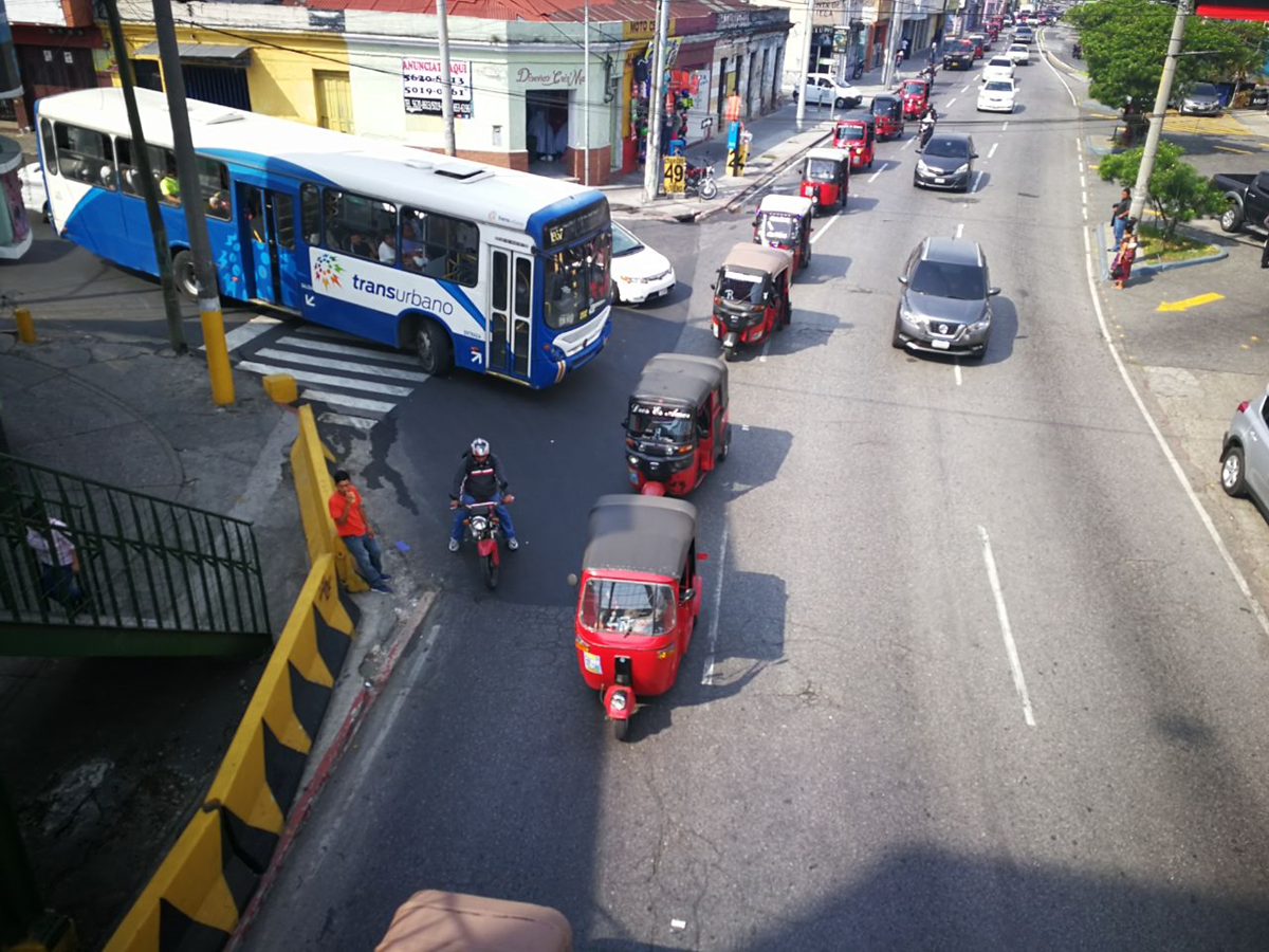Vista de la Avenida Bolivar durante la protesta de los mototaxistas. (Foto Prensa Libre: Estuardo Paredes)