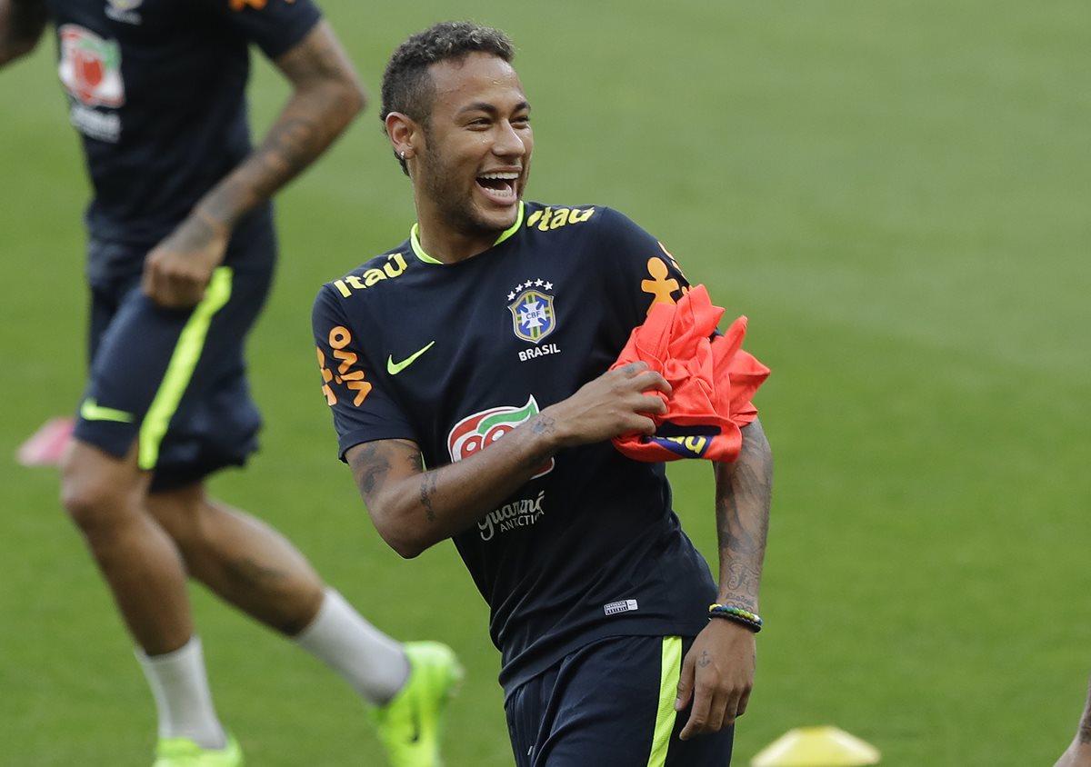 Neymar se encuentra concentrado con la selección brasileña, para cumplir los partidos de la eliminatoria a Rusia de la Conmebol. Brasil ya está clasificado. (Foto Prensa Libre: AP)