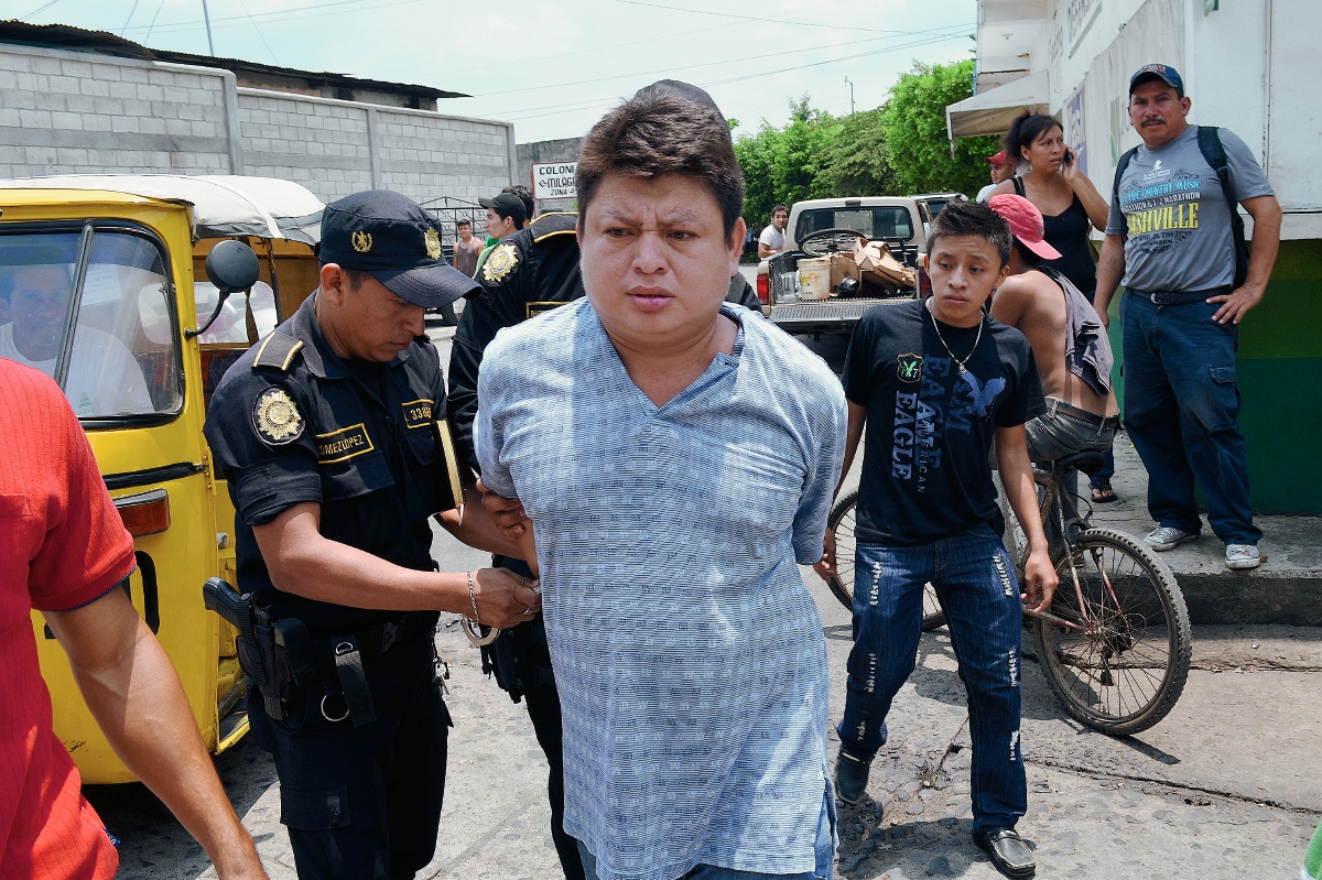 Julio Ixchop  Hernández fue capturado luego de que agredió a su progenitora, Francisca Hernández y a su esposa, en la ciudad de Retalhuleu. (Foto Prensa Libre: Jorge Tizol)
