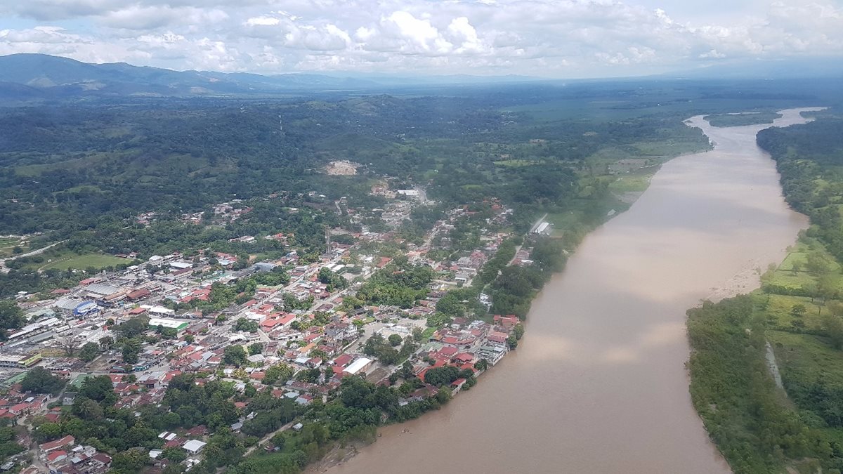 La crecida del río Jubuco en Los Amates, Izabal, afectó a la población dejándola incomunicada.