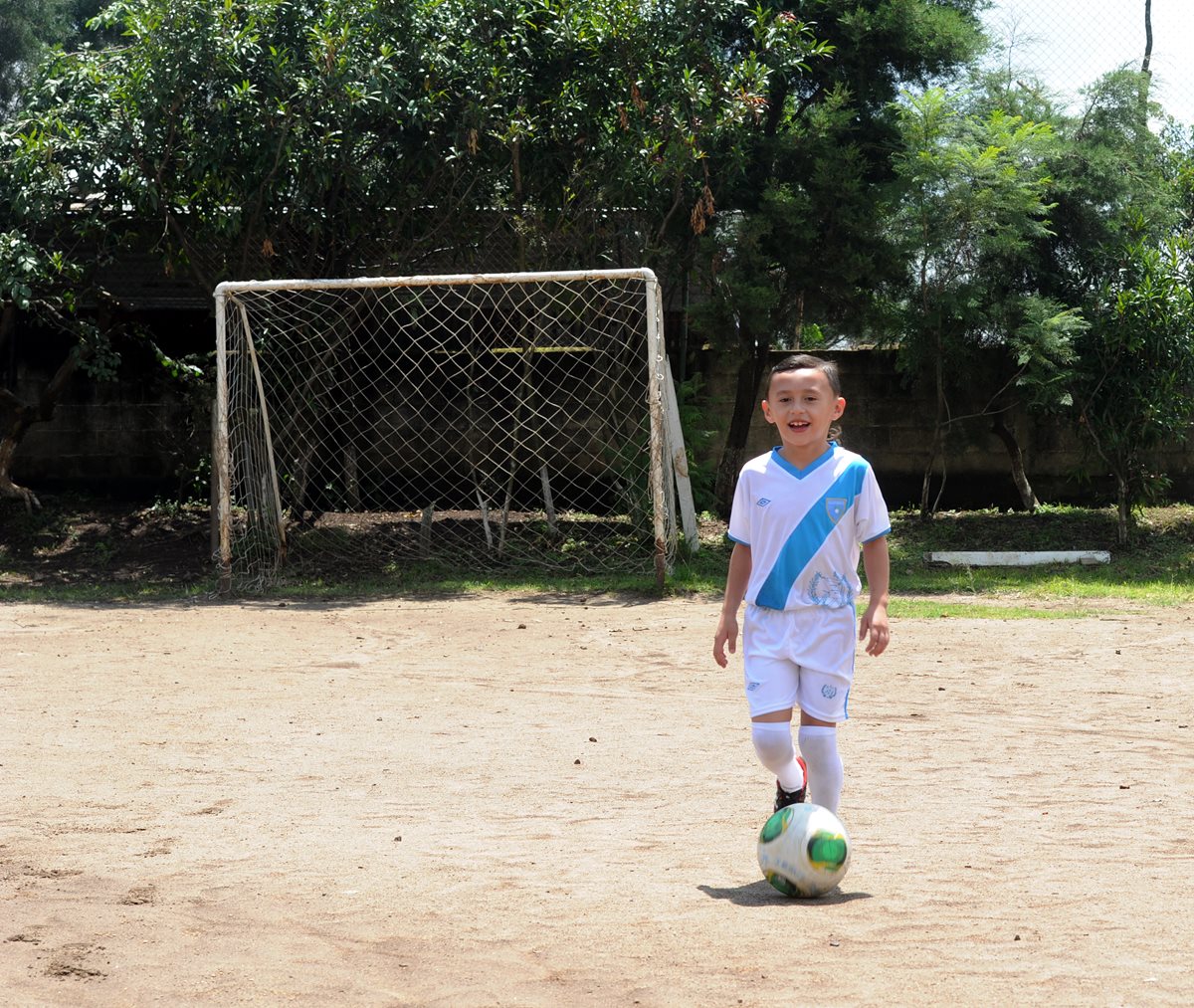 El pequeño Nicolás toca el balón durante un entrenamiento. (Foto Prensa Libre: Edwin Fajardo).