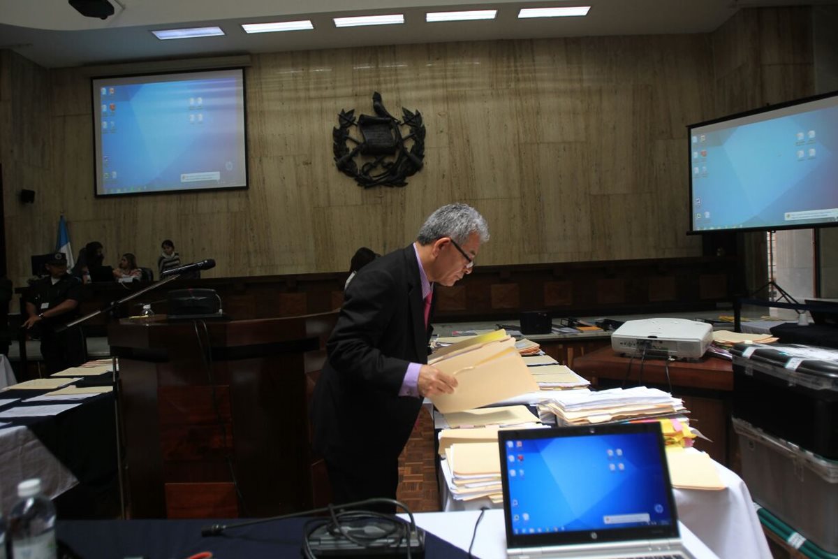 El juez Miguel Ángel Gálvez revisa medios de prueba durante la exposición de sus argumentos, en el caso Cooptación del Estado. (Foto Prensa Libre: Esbin García)