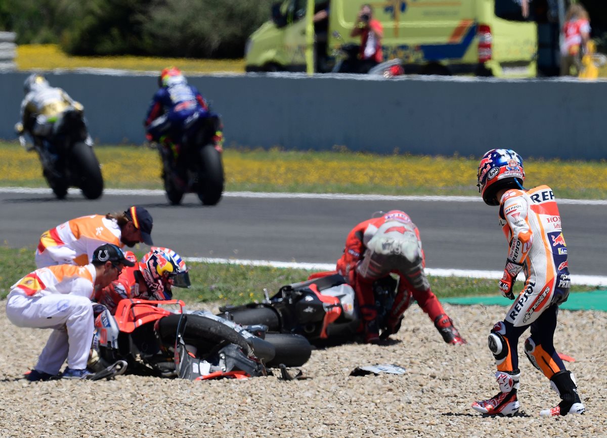 Dani Pedrosa observa a Andrea Dovizioso y Jorge Lorenzo luego de chocar en la carrera de este domingo en el GP de España. (Foto Prensa Libre: AFP)
