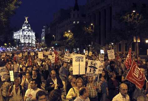 Las protestas por los recortes sociales y contra el gobernante Partido Popular, presidido por Mariano Rajoy, se han vuelto cotidianas en Madrid y otras ciudades de España, sumida en una crisis económica. (Foto Prensa Libre: EFE)