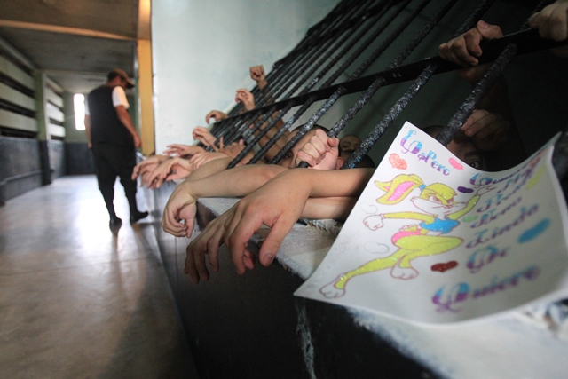 Un monitor supervisa a los adolescentes recluidos en las jaulas. Una ventana es la única vía de ventilación. (Foto Prensa Libre: Estuardo Paredes)