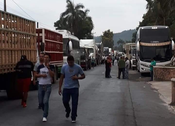 El bloqueo afecta miles de automovilistas y usuarios de autobuses que han tenido que caminar por varios kilómetros para llegar a sus destinos.(Foto Prensa Libre: Dony Stewart)