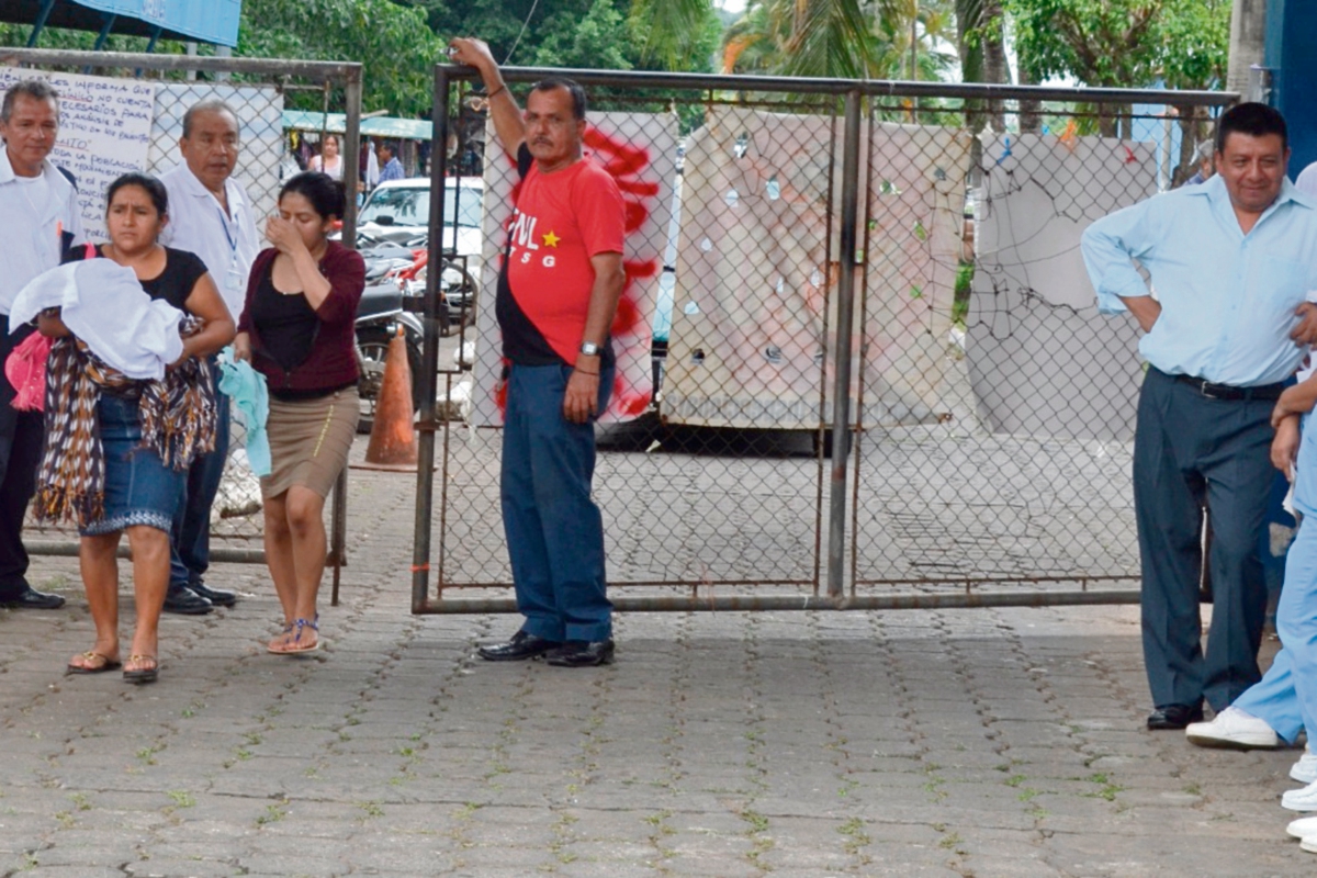 PERSONAL EN paro observa a dos mujeres que se retiran del hospital de Retalhuleu tras haber llegado en busca de asistencia médica, sin conseguirla, en el segundo día de paro.