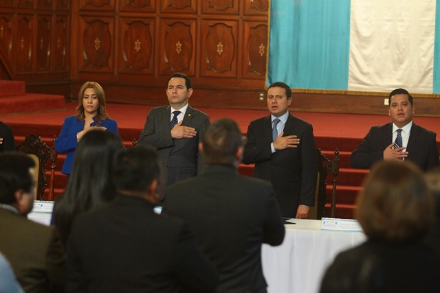 Marvin Mérida aparece en un acto oficial con el presidente Jimmy Morales cuando se presentó la "estrategia nacional para la prevención de la migración irregular y atención a los migrantes guatemaltecos y sus familias". (Foto Prensa Libre: Hemeroteca PL)