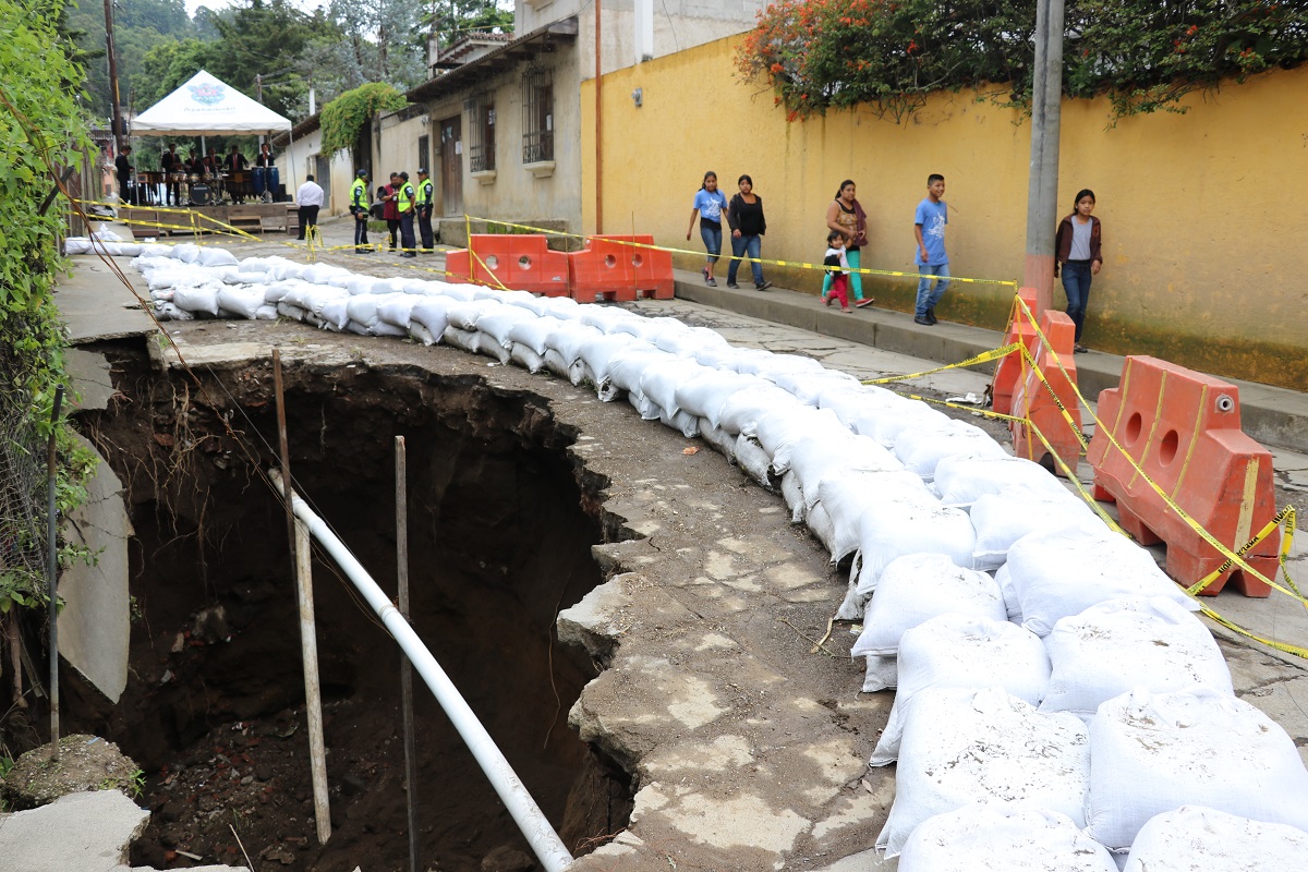 El socavamiento se agrandó con la lluvia.(Foto Prensa Libre: Julio Sicán)