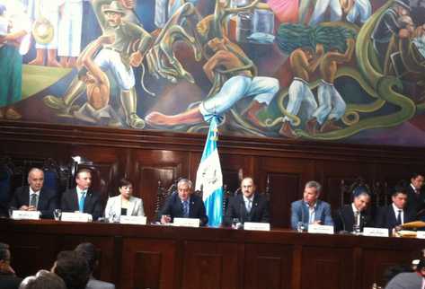 Presidente Otto Pérez Molina presenta paquete de leyes en el Congreso. (Foto cortesía del Congreso)