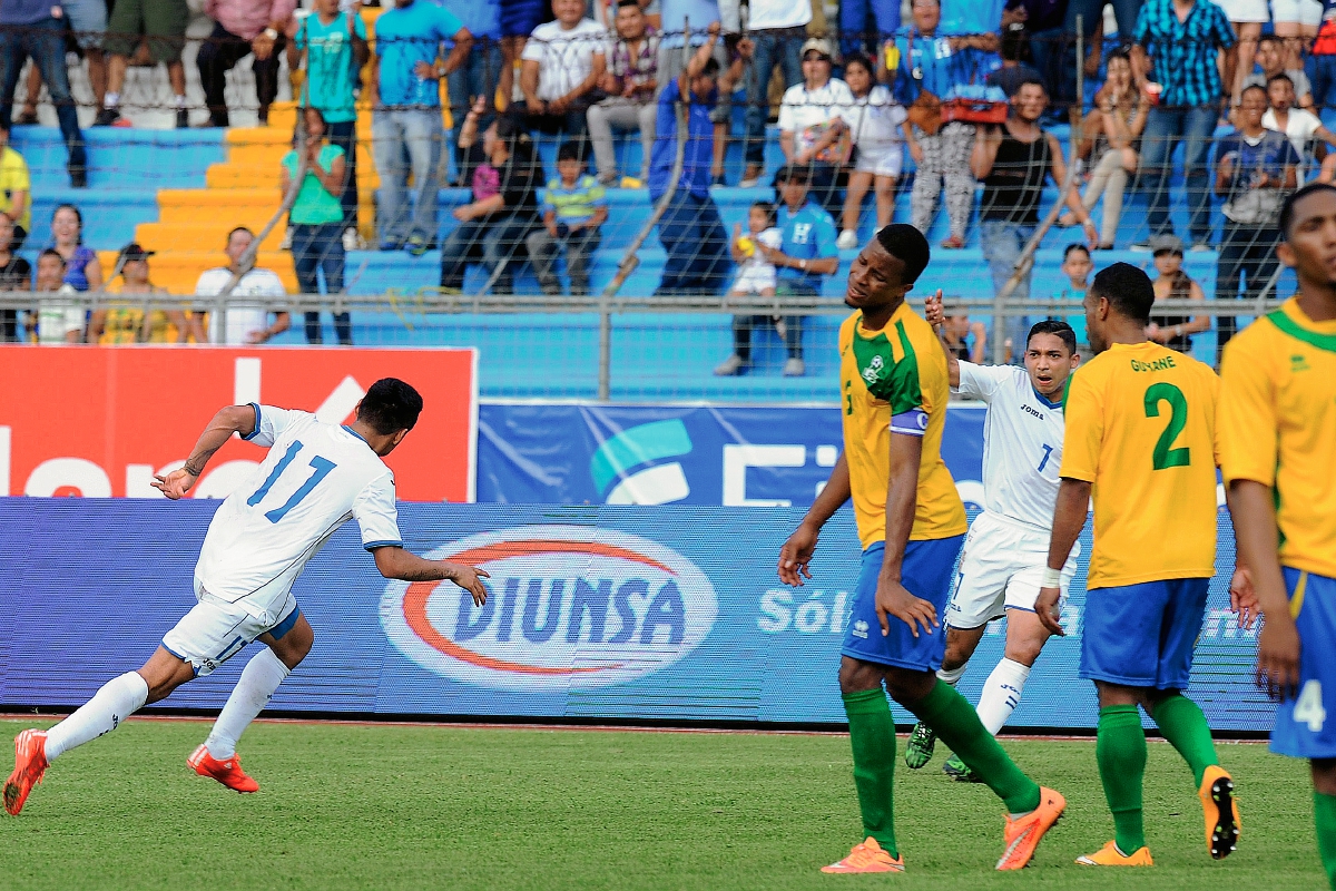 Andy Najar (11) celebra luego de anotar el gol ante la frustración de los jugadores de Guyana. (Foto Prensa Libre. AFP)