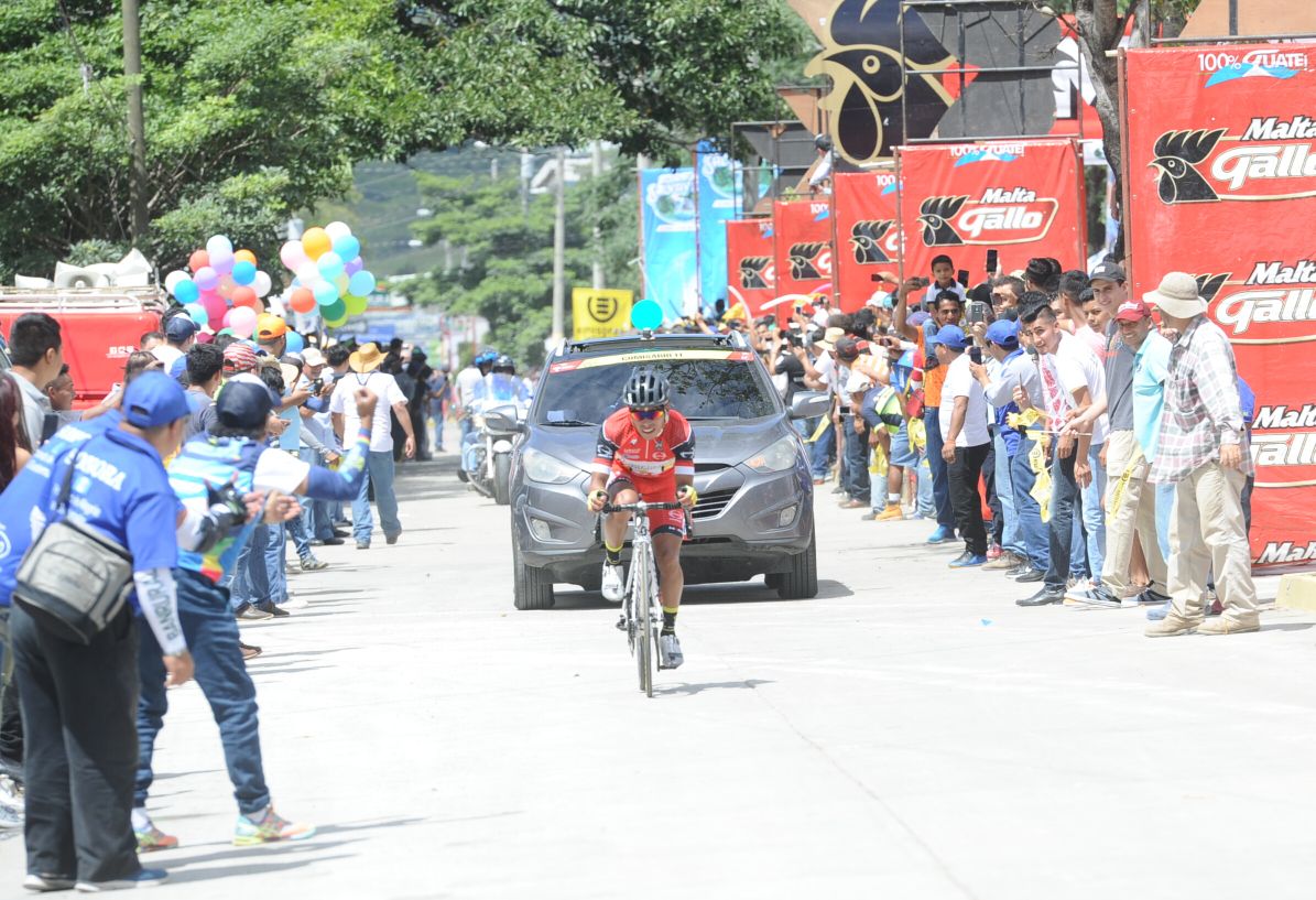 Alfredo Ajpacajá pedaleó más rápido que todos y logró un triunfo emotivo en Jutiapa. (Foto Prensa Libre: Francisco Sánchez)