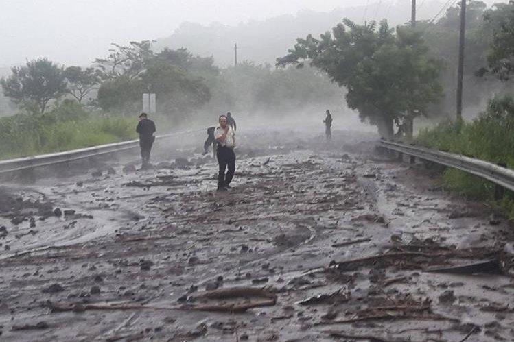 La Ruta Nacional 14 quedó inhabilitada debido al material volcánico que cayó sobre ella durante la erupción del Volcán de Fuego, el 3 de junio. (Foto Prensa Libre: Hemeroteca PL).