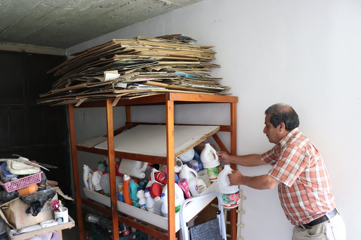 Vecinos separan el cartón y los plásticos para colaborar en la conservación del medio ambiente.(Prensa Libre: María José Longo.)