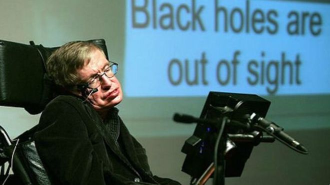 La enfermedad fue paralizando lentamente a Stephen Hawking, dejándolo con movimiento sólo en dos dedos y algunos músculos faciales. AFP