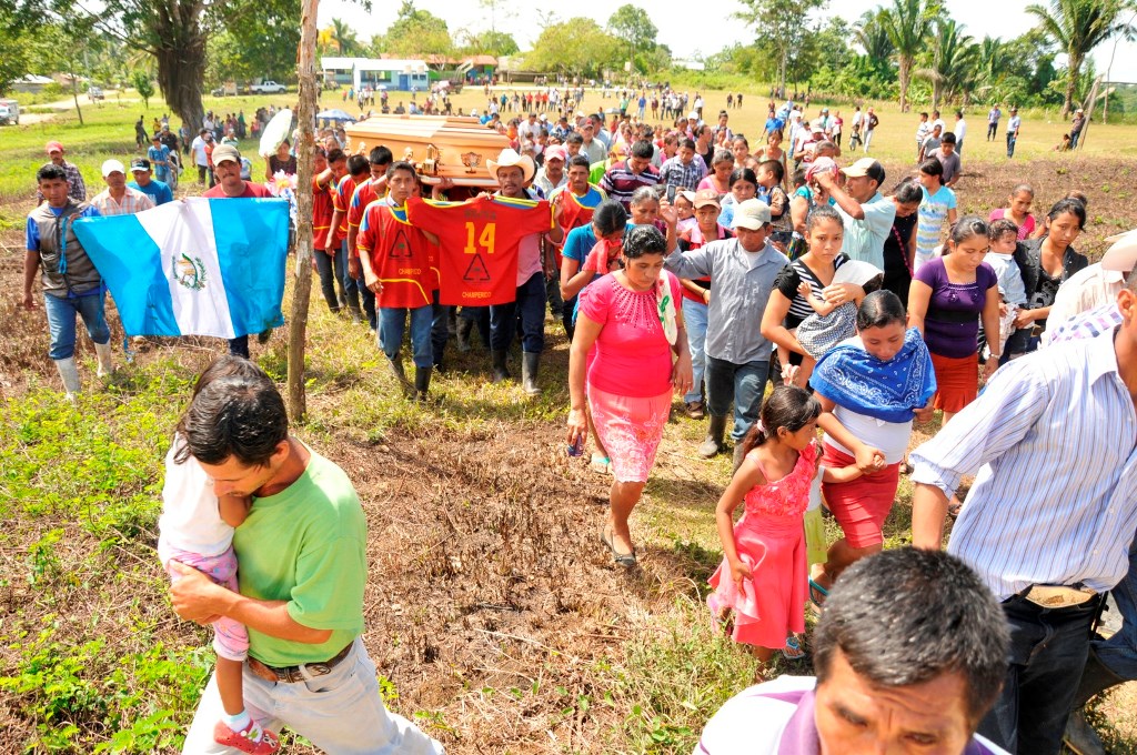 Cientos de pobladores brindaron homenaje póstumo a Ribogerto Lima en el campo de futbol de la comunidad Champerico, de Sayaxché, Petén. (Foto Prensa Libre: Rigoberto Escobar).