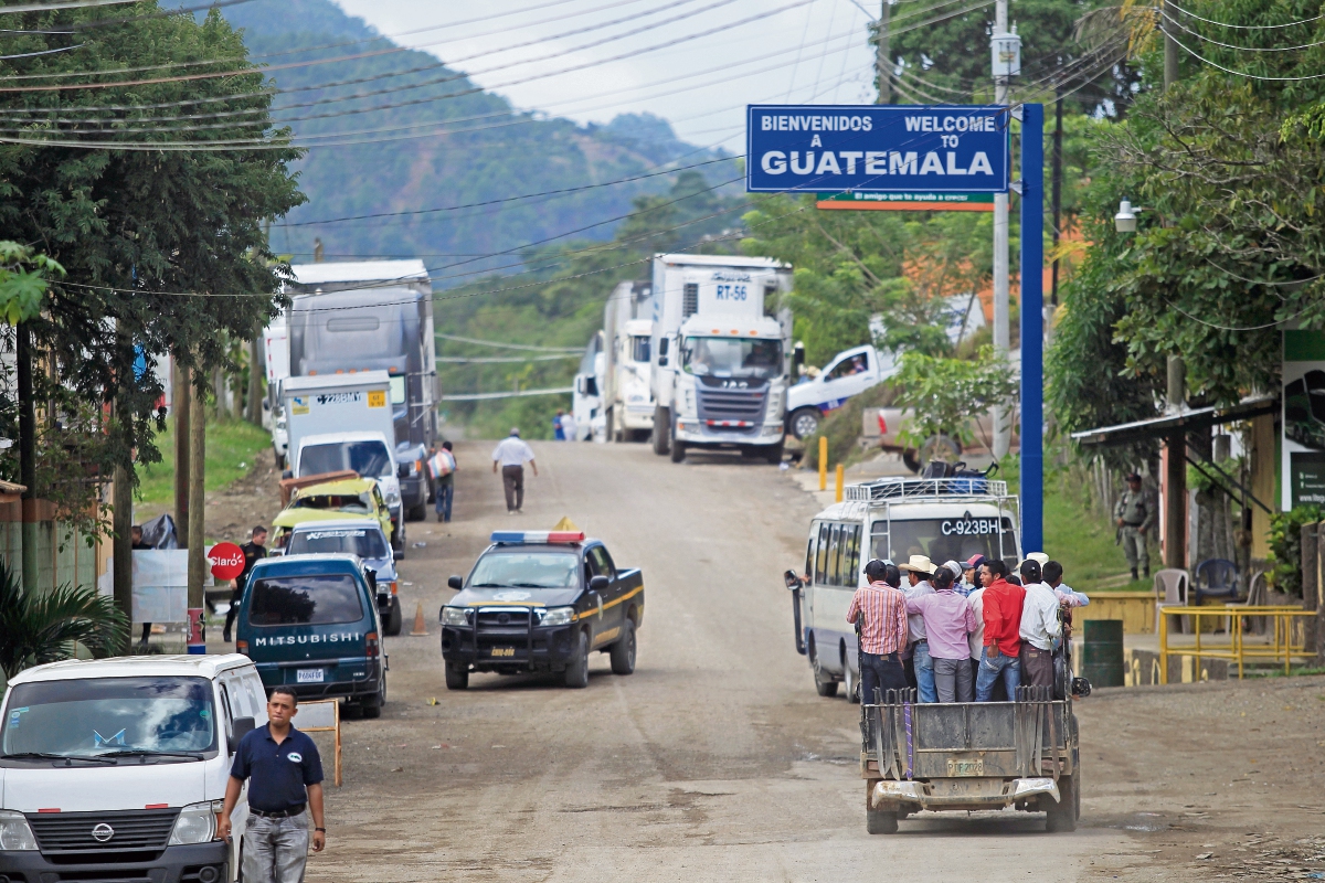 Aspecto de las filas de  vehículos en espera para pasar la   frontera Guatemala El Salvador.  (Fotografía Prensa Libre.  Edwin Bercián).