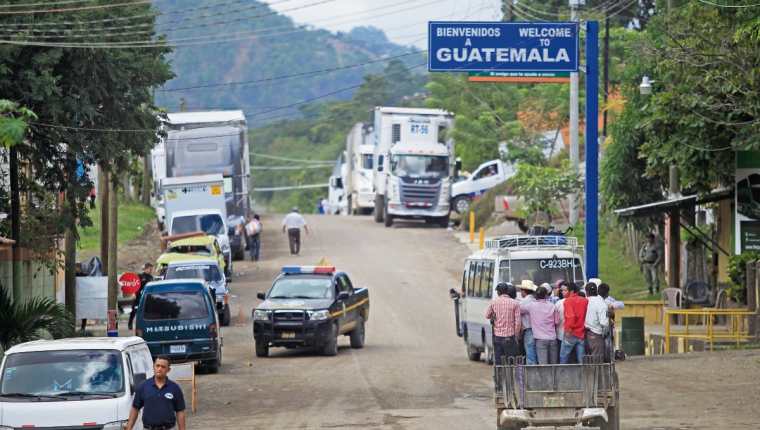 Aspecto de las filas de  vehículos en espera para pasar la   frontera Guatemala El Salvador.  (Fotografía Prensa Libre.  Edwin Bercián).