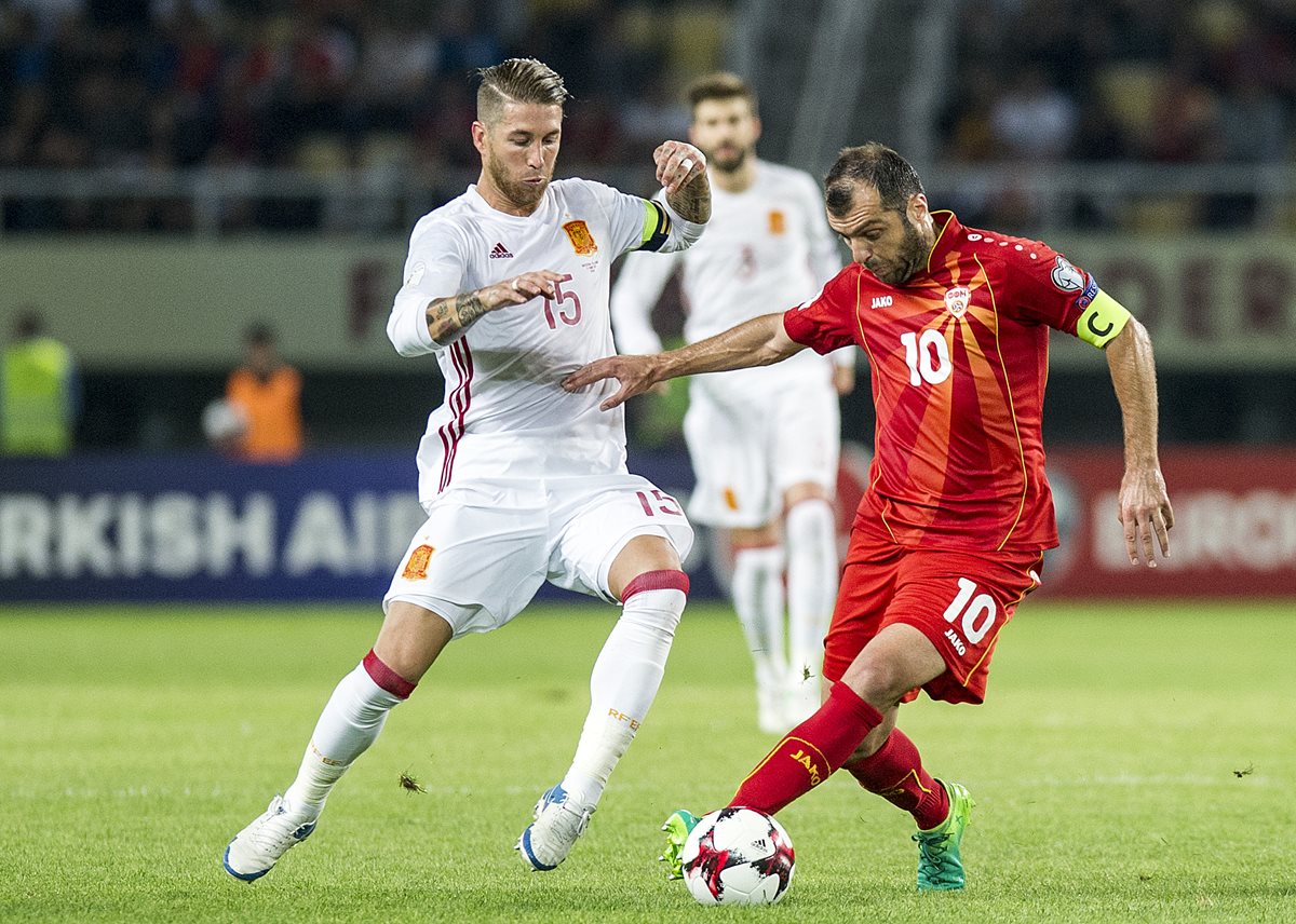 Sergio Ramos en una acción del partido Macedonia - España. (Foto Prensa Libre: AFP)