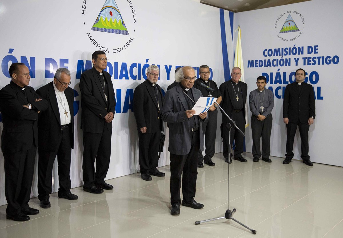 El cardenal Leopoldo Brenes (c) lee el informe sobre una reunión de propuesta con el gobierno de Nicaragua. (Foto Prensa Libre:EFE).