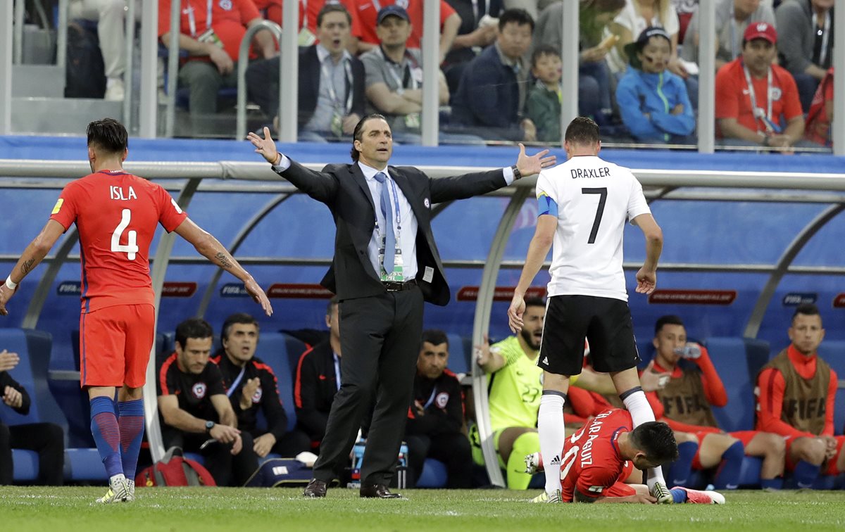 El técnico de Chile, Juan Antonio Pizzi pide una falta en la final disputada en el St.Petersburgo Stadium, Russia.
