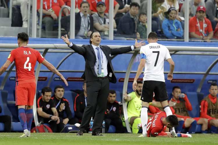 El técnico de Chile, Juan Antonio Pizzi pide una falta en la final disputada en el St.Petersburgo Stadium, Russia.