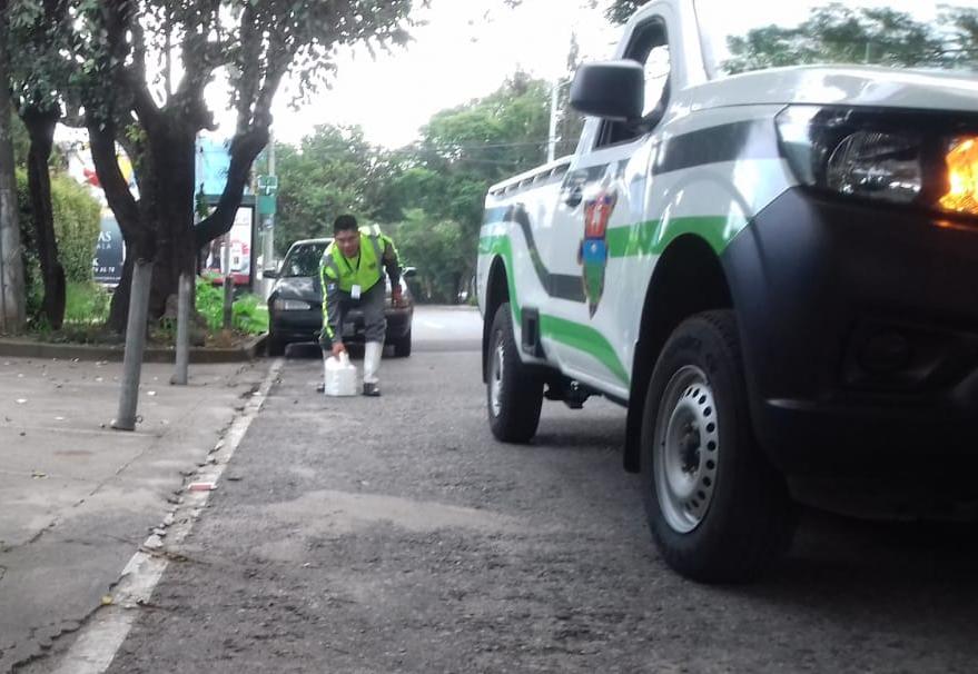 Todo tipo de obstáculos son colocados por cuidadores de carros en la capital. (Foto Prensa Libre: Cortesía PMT)