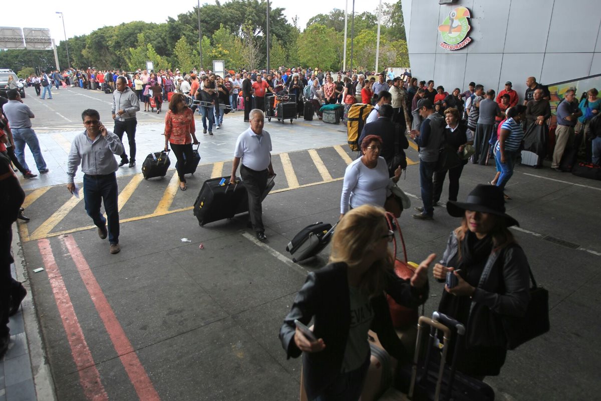 Trabajadores del Aeropuerto Internacional La Aurora cierran el paso en los parqueos principales. (Foto Prensa Libre: Usuario de Twitter @marvinjosue)