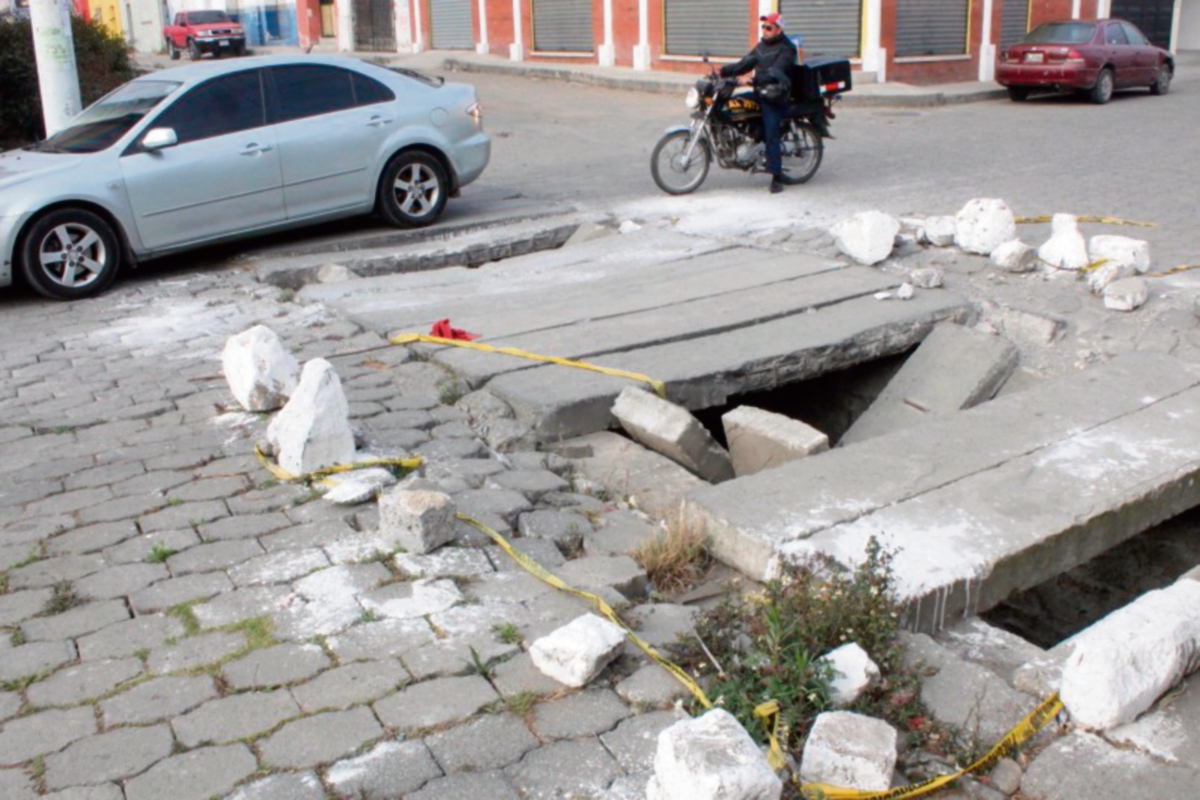 Una de las tapaderas dañadas en la calle Cirilo Flores, en la zona 2 de Quetzaltenango.