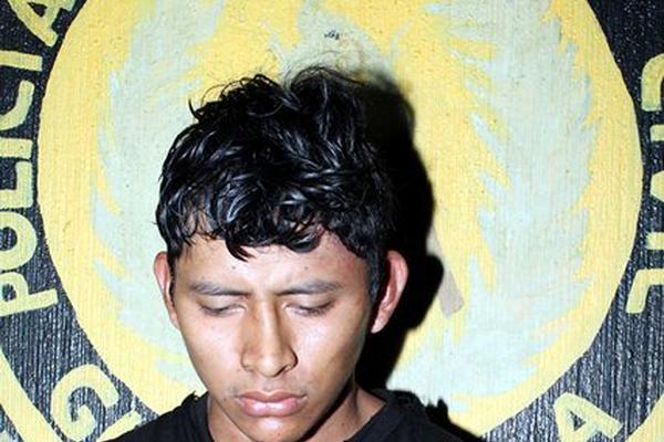 José Francisco Pérez, sindicado de varios delitos, permanece en la subestación de El Asintal. (Foto Prensa Libre: Rolando Miranda)