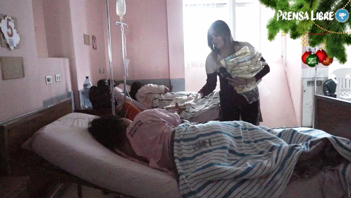 Yeymi Pérez regaló frazadas a las mujeres para tener algo con qué cubrir a sus hijos cuando salieran del hospital. (Foto Prensa Libre: Gabriela López)