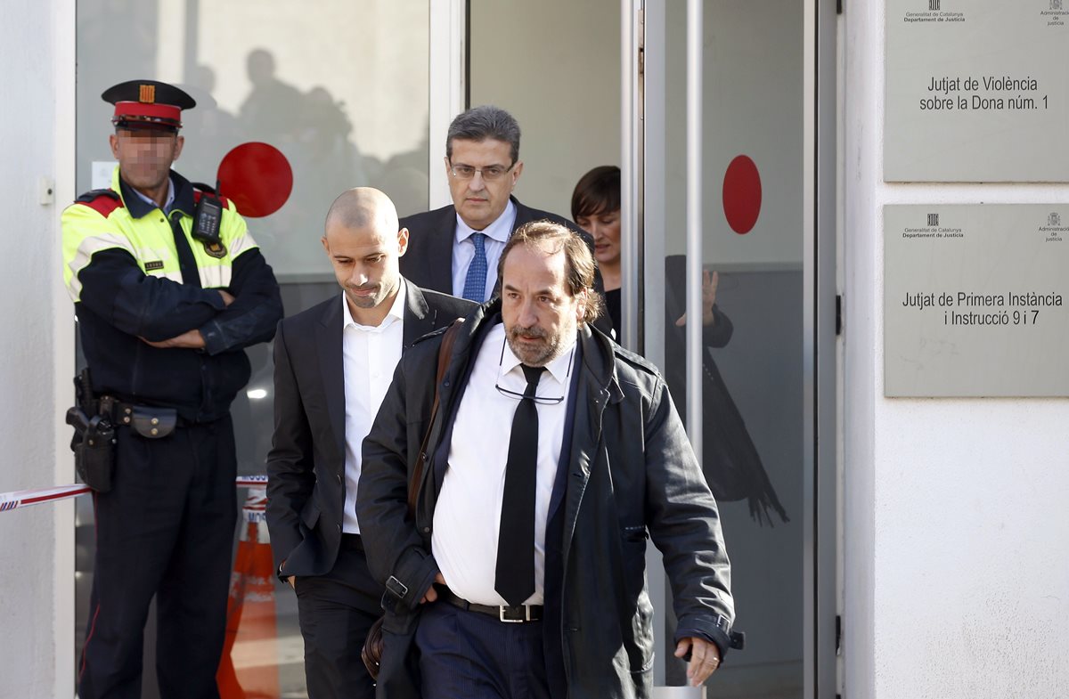 Javier Mascherano fue captado a su salida del juzgado de Gavà. (Foto Prensa Libre: EFE)