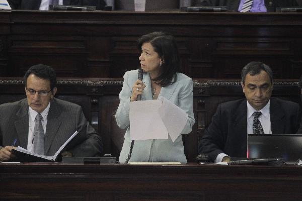 La ministra  de Educación, Cynthia Del Águila, responde a una de las preguntas planteadas por la bancada de Líder.