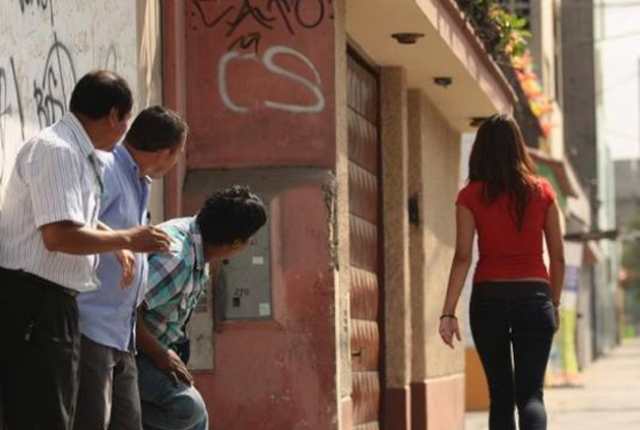 Las mujeres sufren de diversos tipos de acoso en las calles, sobre todo, de cáracter sexual (Foto Prensa Libre: libertadbajopalabra.com).