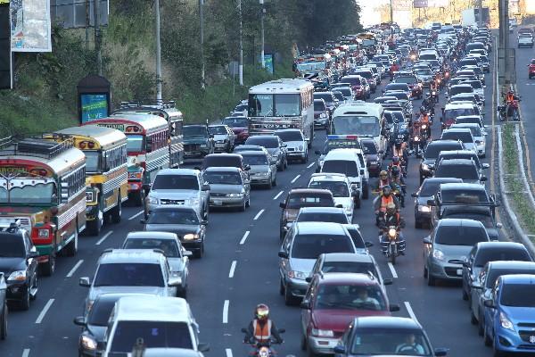 La importación de  automóviles nuevos creció  un 11% en estos 11  meses, hasta alcanzar  27 mil 204 unidades en noviembre. (Foto Prensa Libre: Archivo).
