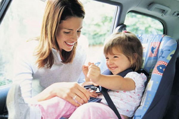 Niños en la silla viajan protegidos. (Foto Prensa Libre: Archivo)