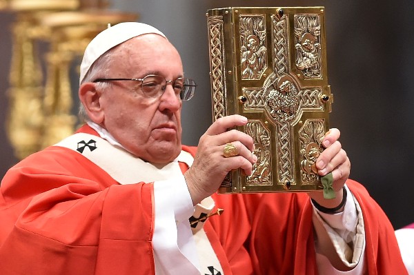 El Papa sostiene el libro de los Evangelios en la misa en la basílica de San Pedro. (Foto Prensa Libre: AFP)