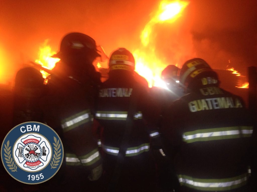 Incendio en San Cristóbal. (Foto Prensa Libre: Bomberos)